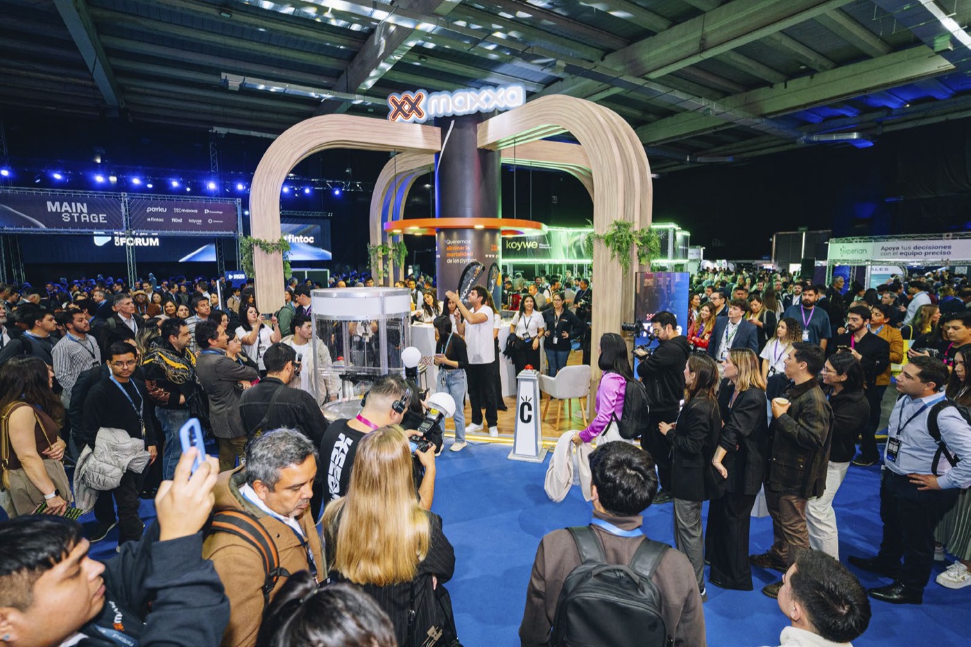 La feria de stands del Forum llena de asistentes
