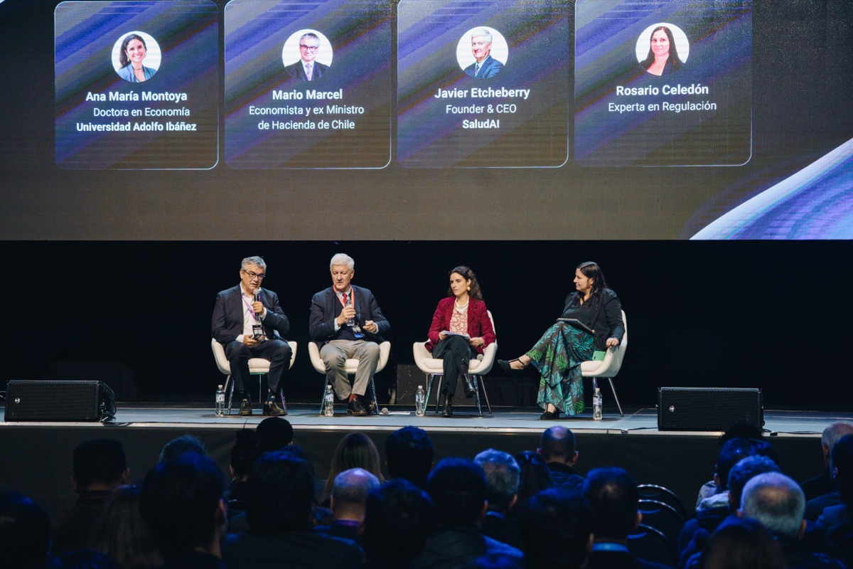 Panel de conversación en el escenario del Forum